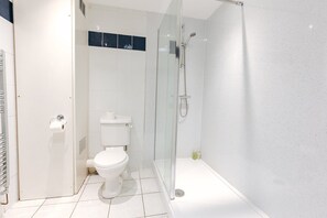 Cottage | Bathroom - Cottage in Dorrington Near Netley Hall (Shrewsbury)