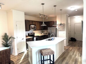 Micro-ondes, plaque de cuisson, lave-vaisselle