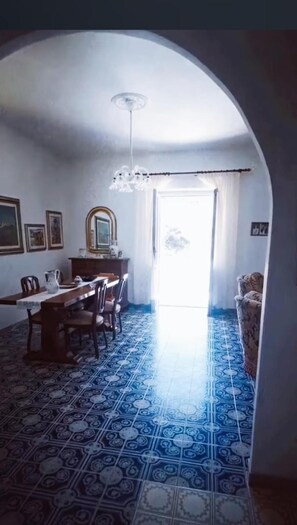 Villa, 6 chambres, fumeurs, patio | Restauration
