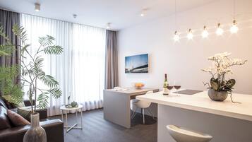 1 bedroom, premium bedding, in-room safe, desk