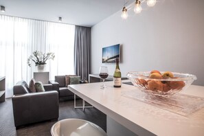 Lägenhet Executive | Eget kök | Kylskåp, mikrovågsugn, spishäll och kaffe- och tebryggare