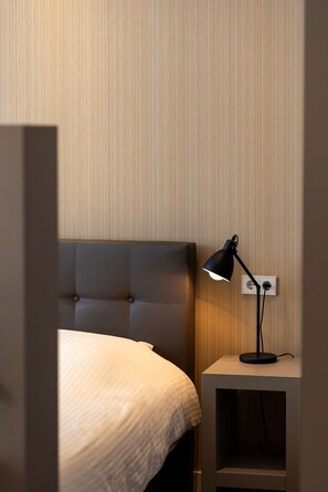 Deluxe Suite, Garden View | Premium bedding, in-room safe, desk, laptop workspace - Maurits Apartments & Suites (Rotterdam)