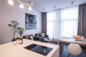 Executive Suite, City View | Private kitchen | Fridge, microwave, stovetop, coffee/tea maker - Maurits Apartments & Suites (Rotterdam)