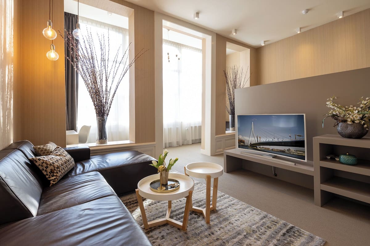 Deluxe Suite, Garden View | 1 bedroom, premium bedding, in-room safe, desk