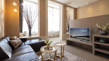 Deluxe Suite, Garden View | 1 bedroom, premium bedding, in-room safe, desk