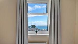 Room - Cozy St Ives Apartment Retreat, No Deposit (St Ives)
