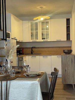 Réfrigérateur, micro-ondes, four, plaque de cuisson