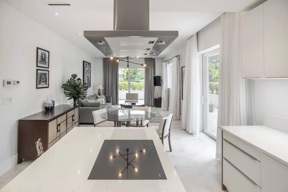 Apartamento superluxo, 2 quartos, cozinha, no piso térreo | Área de estar