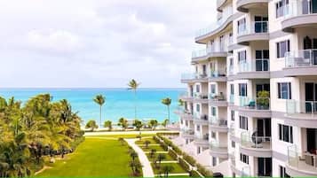 Luxe appartement, 2 slaapkamers, keuken, gedeeltelijk uitzicht op oceaan | Terras