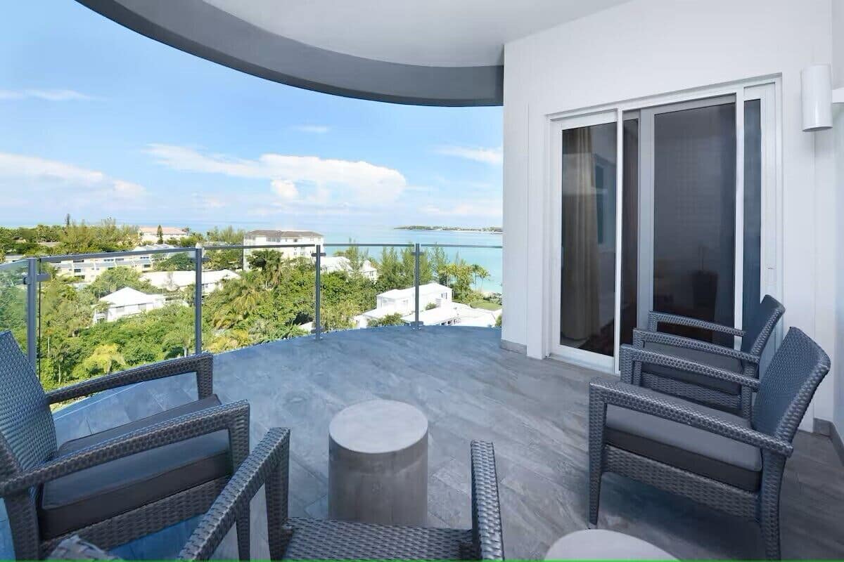Apartamento superluxo, varanda, vista parcial para o oceano | Terraço/pátio