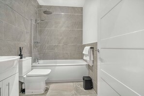 Shower, hair dryer, towels - GuestReady - Comfortable studio in Liverpool (Liverpool)