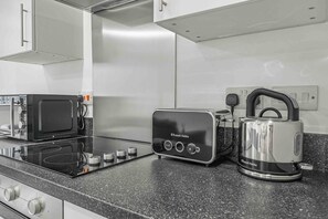 Réfrigérateur, micro-ondes, four, cafetière/bouilloire