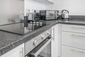 Kühlschrank, Mikrowelle, Ofen, Wasserkocher mit Kaffee-/Teezubehör