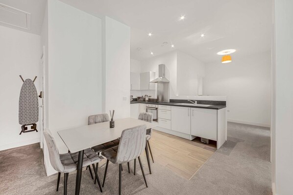 Kühlschrank, Mikrowelle, Ofen, Wasserkocher mit Kaffee-/Teezubehör