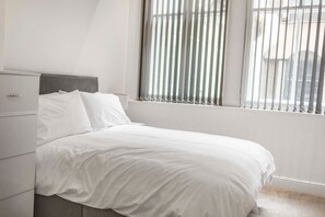 3 bedrooms, iron/ironing board, internet, bed sheets
