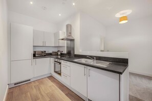 Kühlschrank, Mikrowelle, Ofen, Wasserkocher mit Kaffee-/Teezubehör