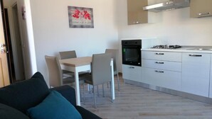 Appartamento, 2 camere da letto, fumatori, balcone | Sala da pranzo
