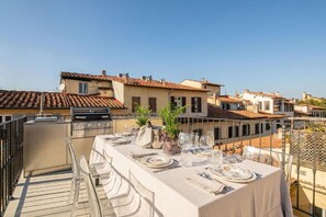 Outdoor dining - Exclusive Florence Getaway with Jacuzzi, Terraces & Concierge Services (Firenze)