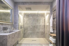 Douche, sĂšche-cheveux, serviettes fournies, savon
