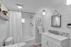 Hair dryer, towels, soap, toilet paper - Waterfront Paradise in Marathon Key – 3BR Home with Private Canal Access! (MARATHON)
