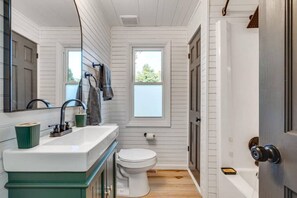 Shower, hair dryer, towels, soap - Tuck's Starry Night cabin, Hot tub, Outdoor movies (Shenandoah)
