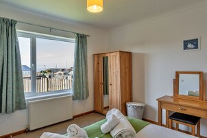 1 habitación y tabla de planchar con plancha 