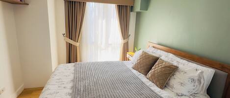 2 soverom, strykejern/-brett og sengetøy