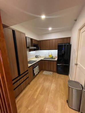 Réfrigérateur, micro-ondes, four, bouilloire électrique