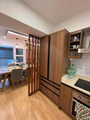 Fridge, microwave, oven, electric kettle - Cozy 2-bedroom condo in wonderful Taguig with fitness room, AC (Taguig)