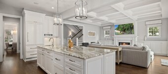 Luxury Clarendon House - w/ 8 Bedrooms, 6 Bathrooms - 21 guests