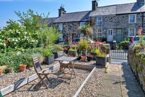 Cottage | Outdoor dining - Pet-friendly Scenic Cottage in Snowdonia, No Deposit (Caernarfon)