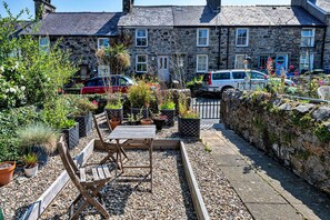 Cottage | Outdoor dining - Pet-friendly Scenic Cottage in Snowdonia, No Deposit (Caernarfon)