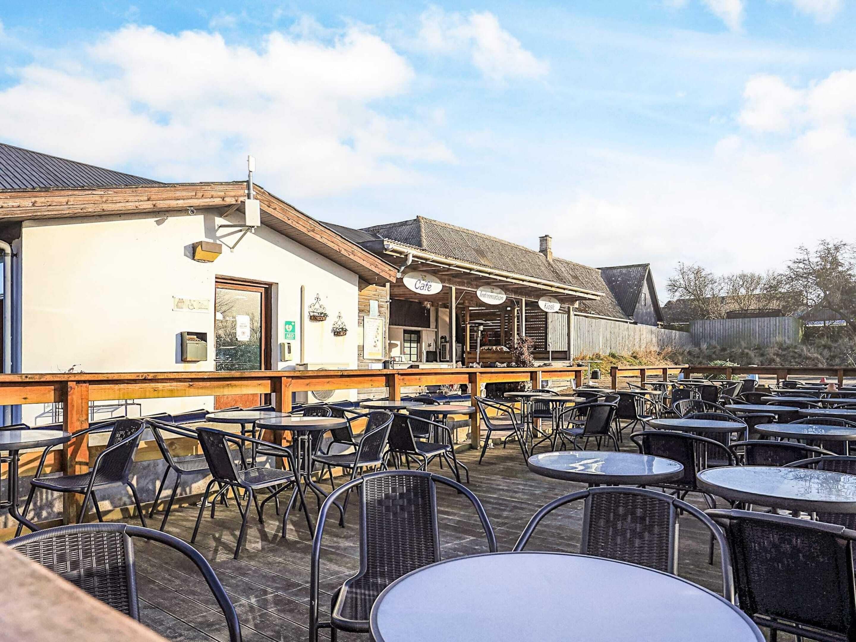 Rumah | Tempat makan outdoor