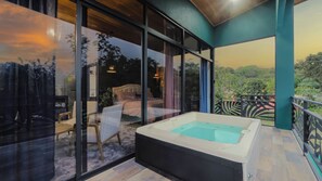 Ein moderner Whirlpool-Bereich im Freien mit Blick auf eine üppige Landschaft.