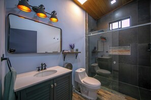 Ducha, secador de pelo, toallas y jabón