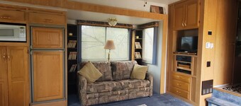 Cozy RV with AC and WiFi in Serene Tucson