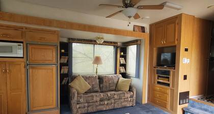 Cozy RV with AC and WiFi in Serene Tucson
