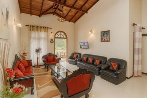 Biệt thự Cao cấp | Khu phòng khách | TV LED 32-inch có truyền hình vệ tinh 