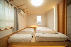 經典三人房 | 羽絨被、書桌、筆電工作空間、遮光布/窗簾