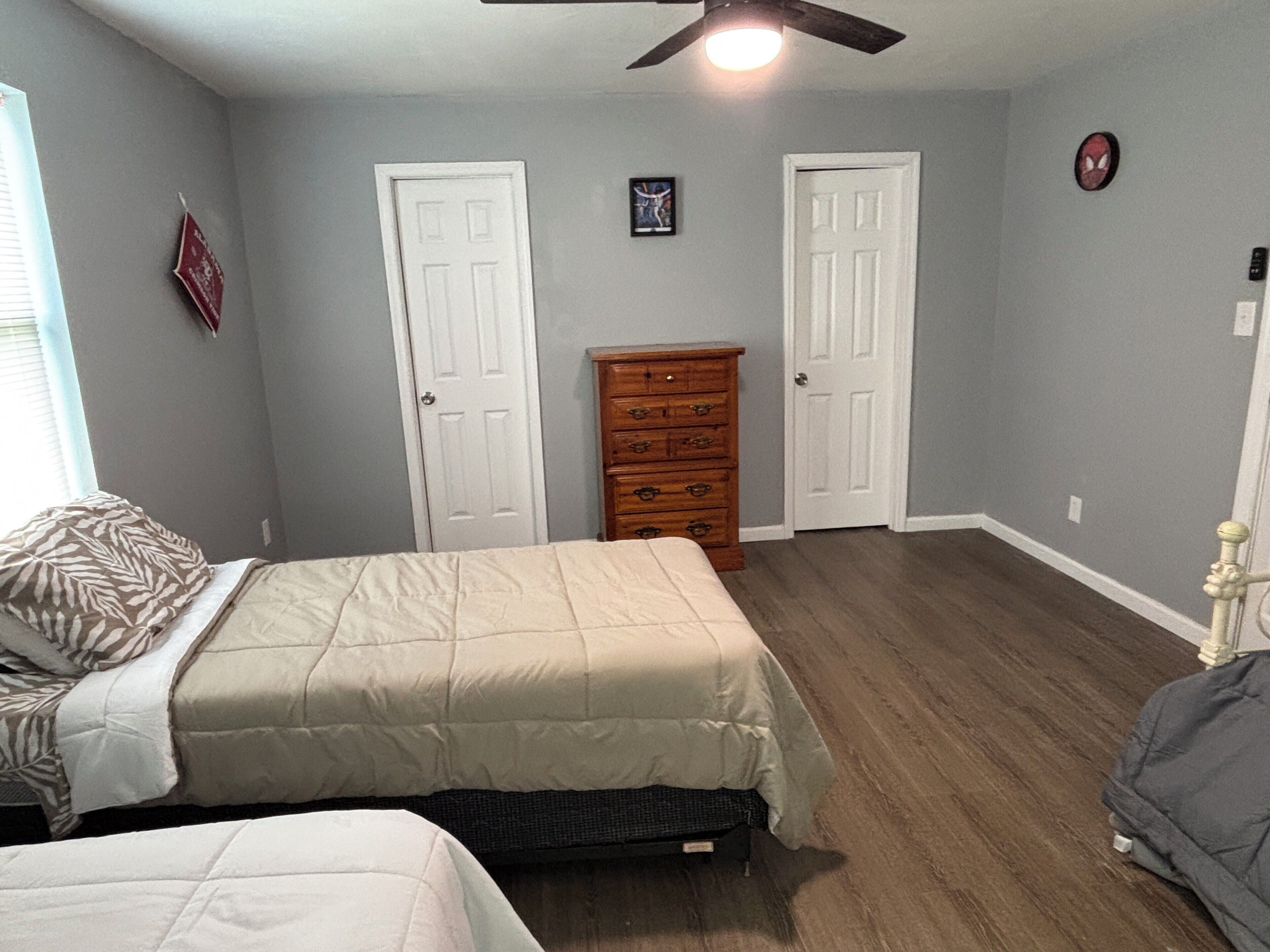 9 chambres, fer et planche à repasser, Wi-Fi, draps fournis