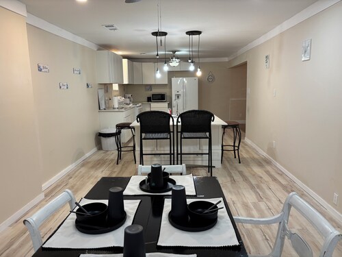 Spacious 4-bedroom house with AC, WiFi in charming Tuscaloosa