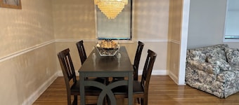 Spacious 4-bedroom house with AC, WiFi in charming Tuscaloosa