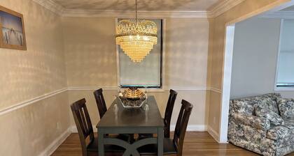 Spacious 4-bedroom house with AC, WiFi in charming Tuscaloosa