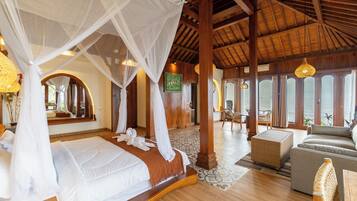 Minibar, caja de seguridad en la habitación y escritorio