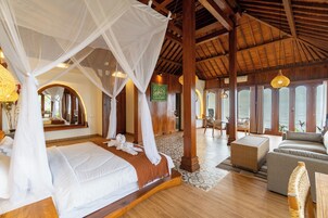 Suíte, 1 cama King, vista para o oceano, de frente para a praia | Frigobar, cofres nos quartos, escrivaninha