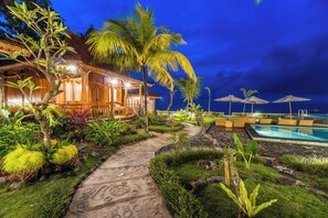 2 piscines extérieures, chaises longues