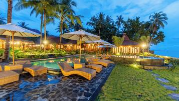 2 piscinas al aire libre, sillones reclinables de piscina