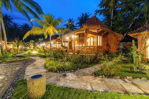 2 piscinas al aire libre, sillones reclinables de piscina