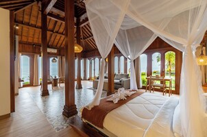 Suíte, 1 cama King, vista para o oceano, de frente para a praia | Frigobar, cofres nos quartos, escrivaninha