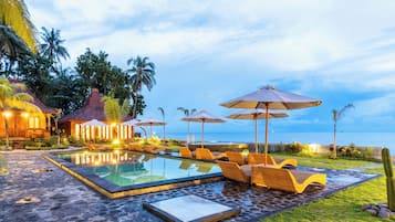 2 piscinas externas, funciona das 8h às 21h, espreguiçadeiras